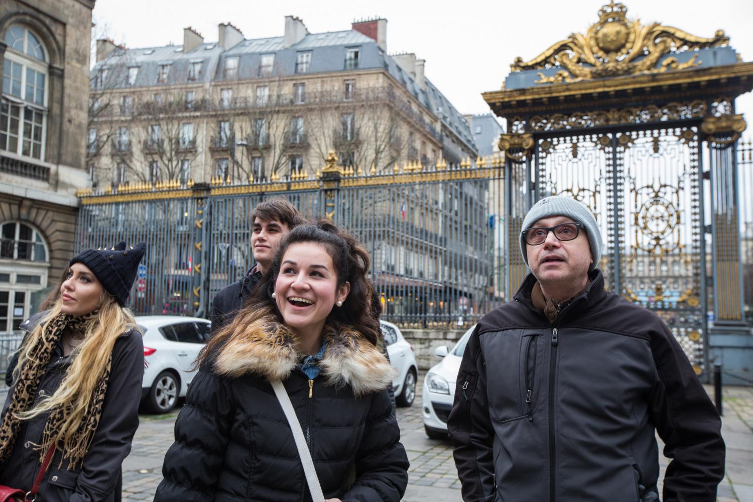 <a href='http://sk.sundayhouse.net'>BETVLCTOR伟德登录</a> French Professor Pascal Rollet leads students on a study tour in Paris.